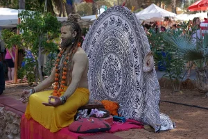 Suryama Festival scène au bord du bassin, yoga et foule détendue